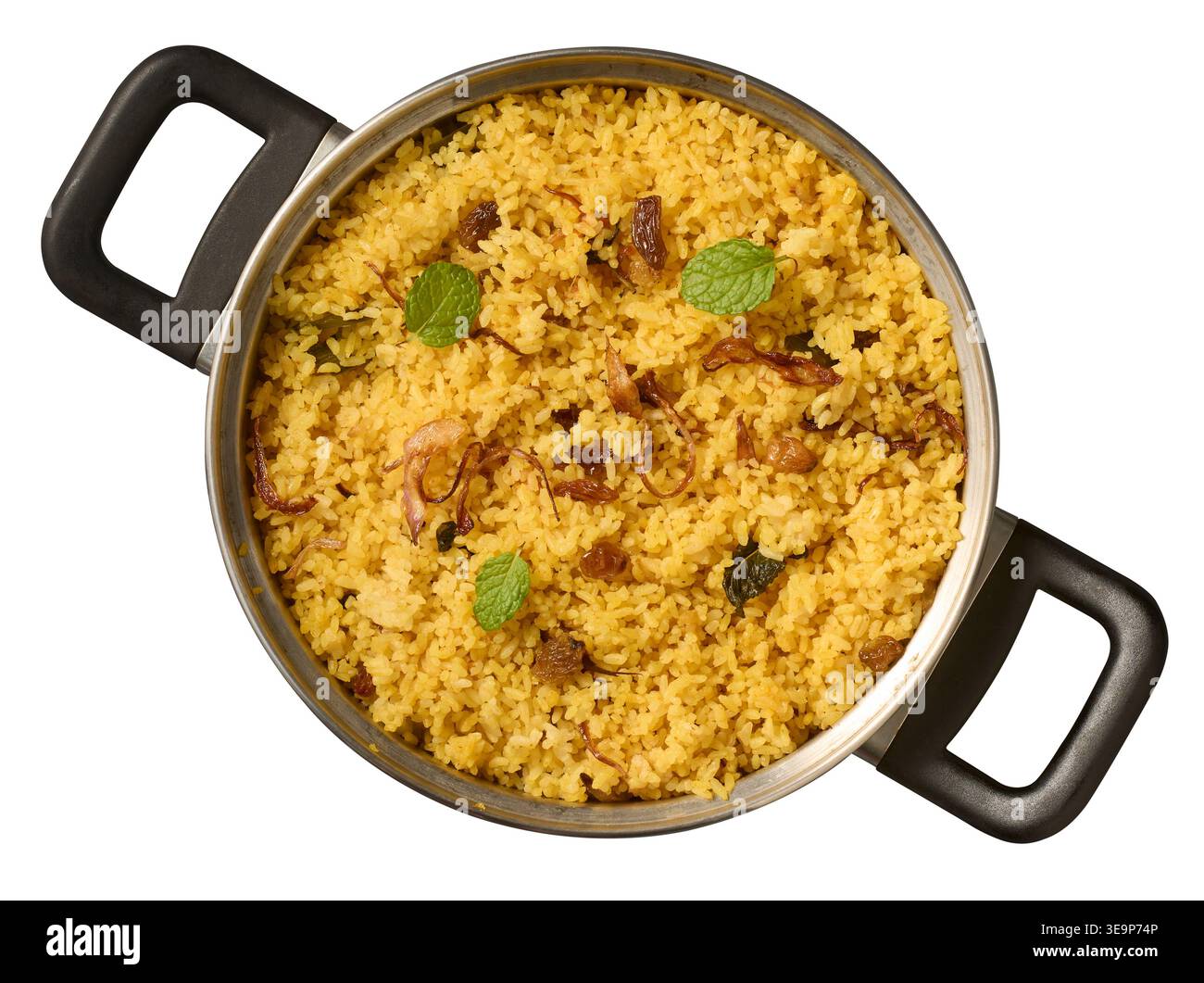 Gelber gewürzter Reis im Edelstahltopf isolierter weißer Hintergrund, Minzblätter Rosinen und gebratene Zwiebeln, Blick von oben, Biryani Konzept Stockfoto