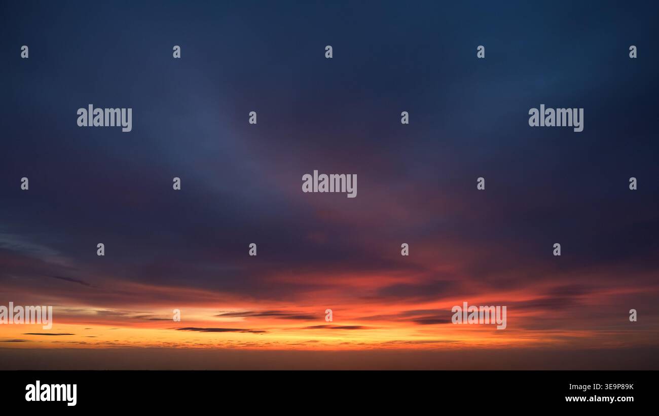Dämmerungshimmel nur dramatische Sonnenaufgangsszene Stockfoto