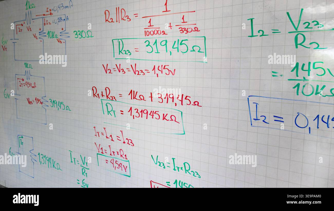 Handgeschriebene Schaltpläne und mathematische Formeln auf einem Whiteboard. Konzepte von Widerstand, Spannung und Strom für Physik und Motor Stockfoto