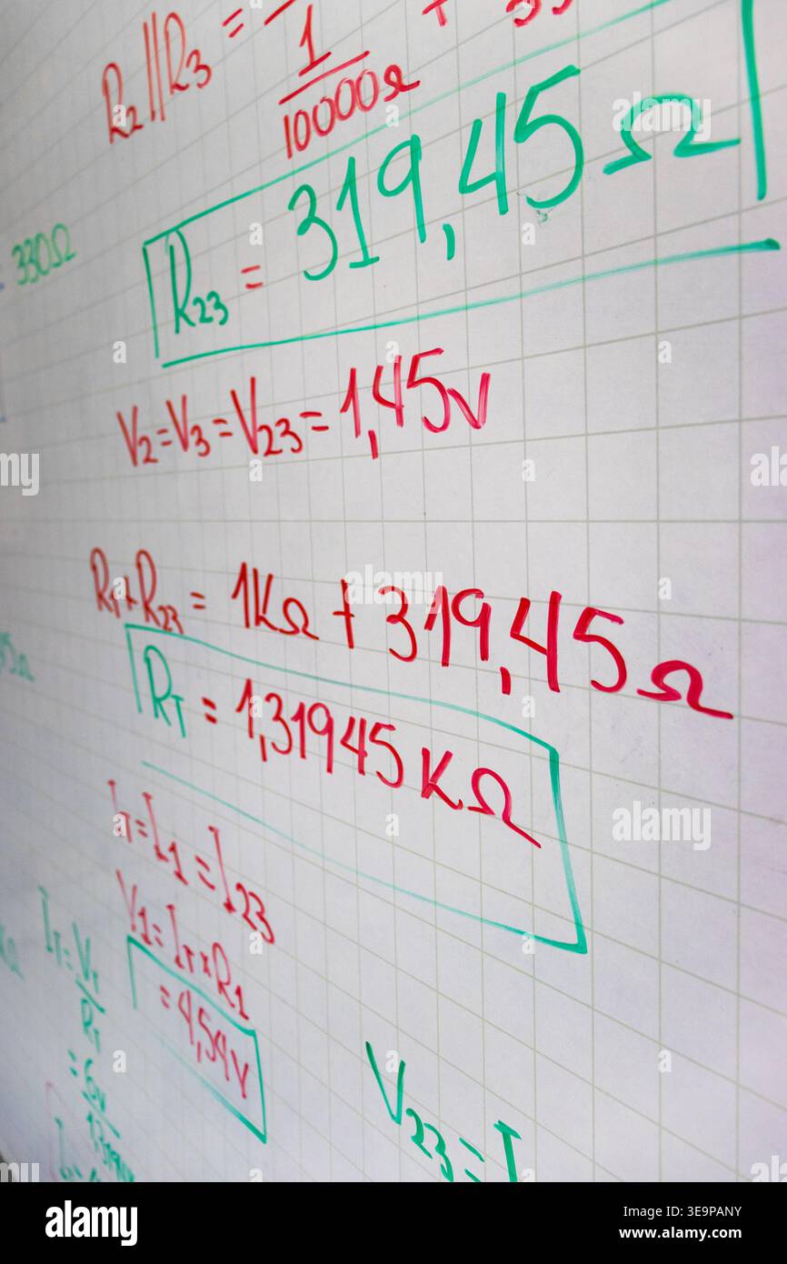 Handgeschriebene Schaltpläne und mathematische Formeln auf einem Whiteboard. Konzepte von Widerstand, Spannung und Strom für Physik und Motor Stockfoto