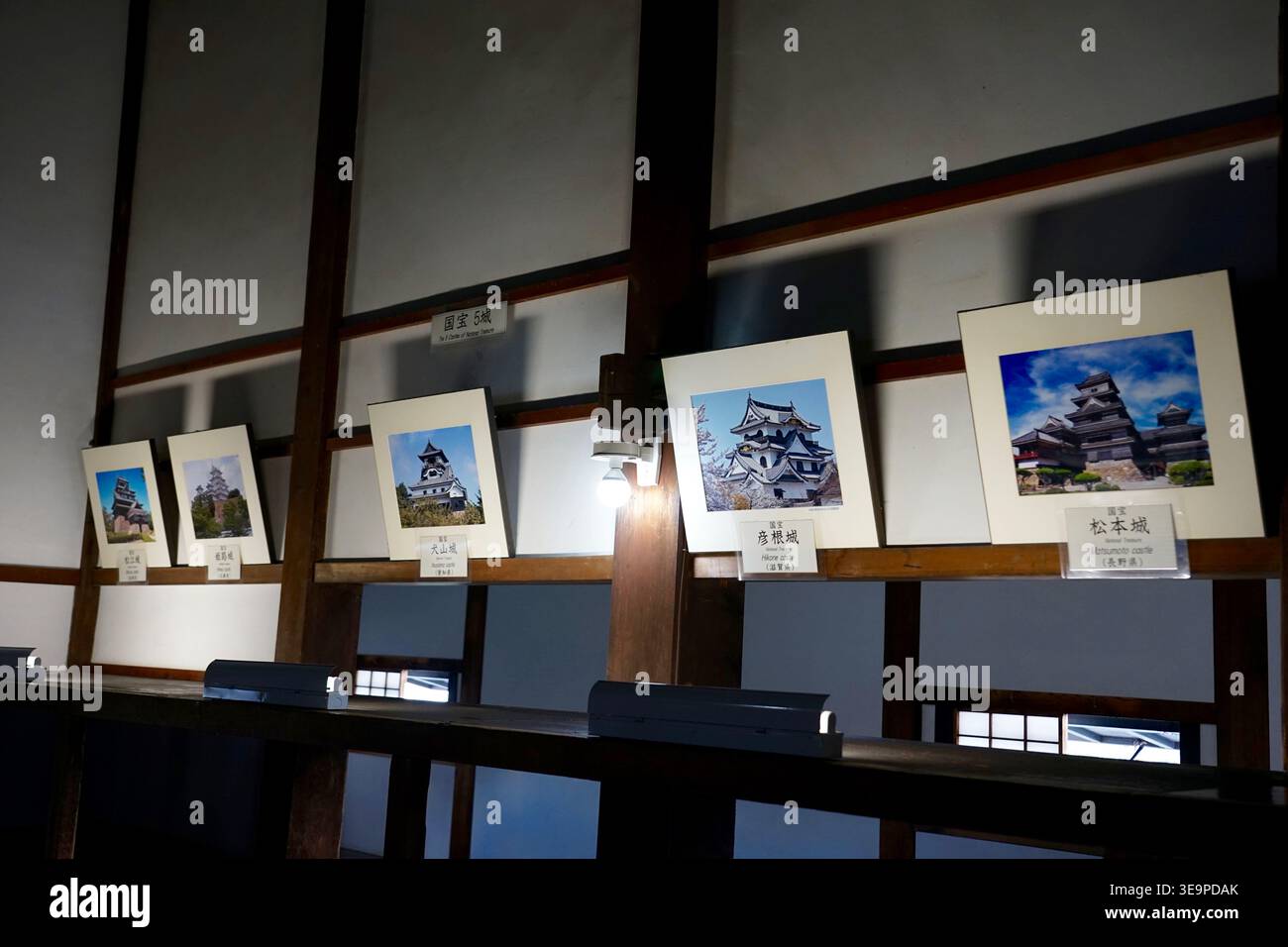 Gerahmte Fotografien japanischer Burgen in der traditionellen Holzausstellung Stockfoto