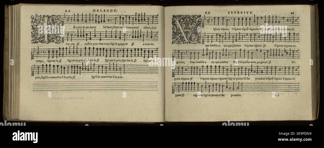 Orlando di Lasso (1532–1594), ein berühmter Komponist der Renaissance-Polyphonie, ist auf diesem Archivfoto einer gedruckten Musiksammlung aus dem Jahr 1604 zu sehen, *La fleur des chansons d’Orlande de de Lassus*. Die von Petrus Phalesius II. Zusammengestellte Publikation enthält mehrstimmige Vokalkompositionen, die in der Spätrenaissance und im Frühbarock einen bedeutenden kulturellen und musikalischen Einfluss hatten. Stockfoto