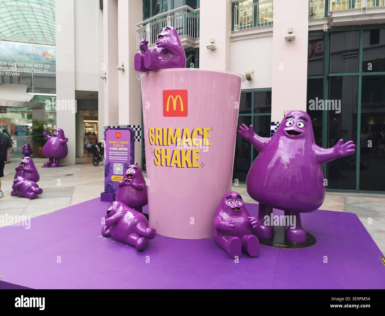 McDonald’s Grimace Shake Pop-up-Installation in Bugis Singapur zeigt virales Marketing, Markenaktivierung und Verbraucherinteraktion in einer urbanen Reta Stockfoto