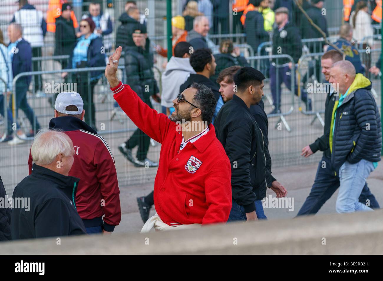Manchester, UK, 19. April 2026: Arsenal Fans vor Manchester City gegen Arsenal im Etihad Stadium, Manchester, Adam Edwards/Alamy Live News Stockfoto
