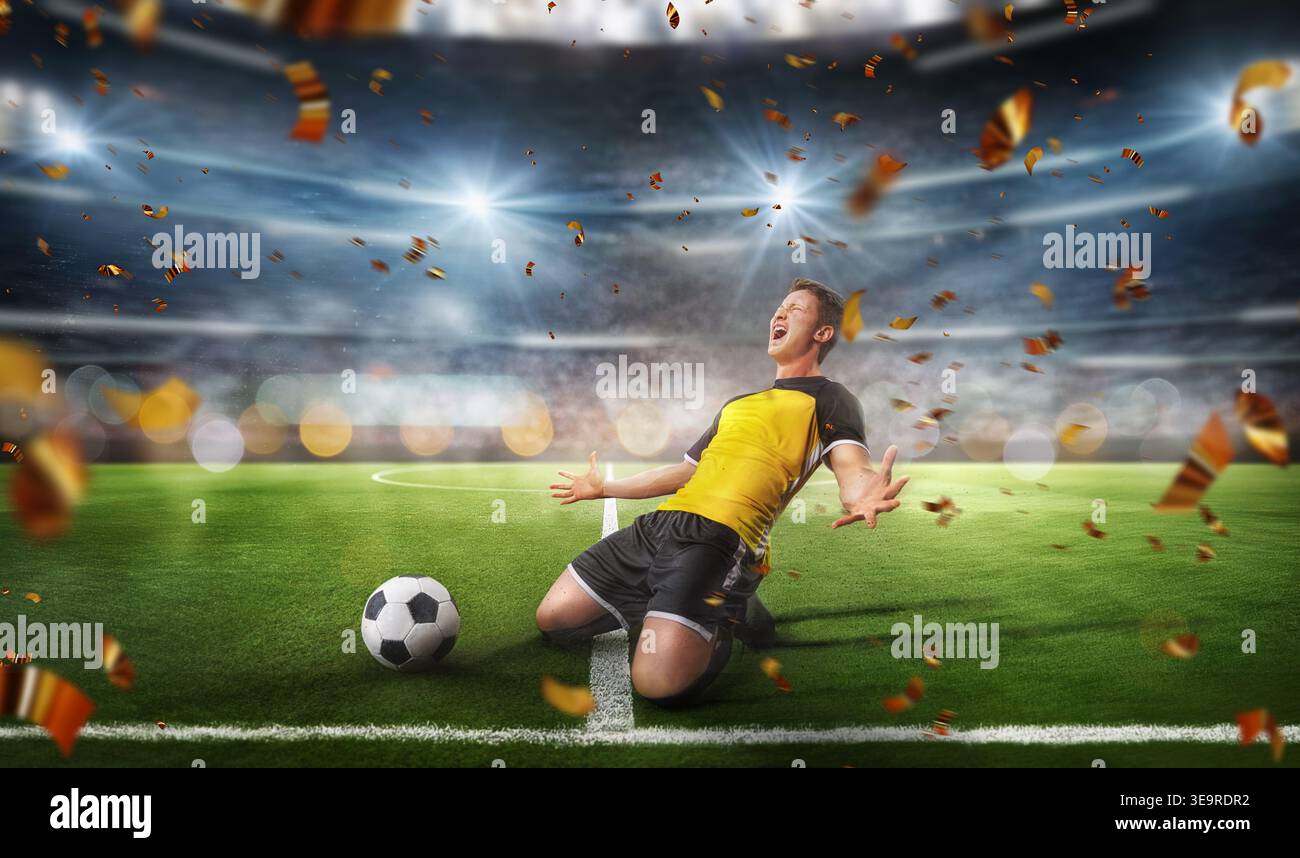 Ball auf dem grünen Feld im Fußballstadion. Der Profi-Fußballspieler Does Knee Slide feiert einen fantastischen Sieg nach einem Tor Stockfoto