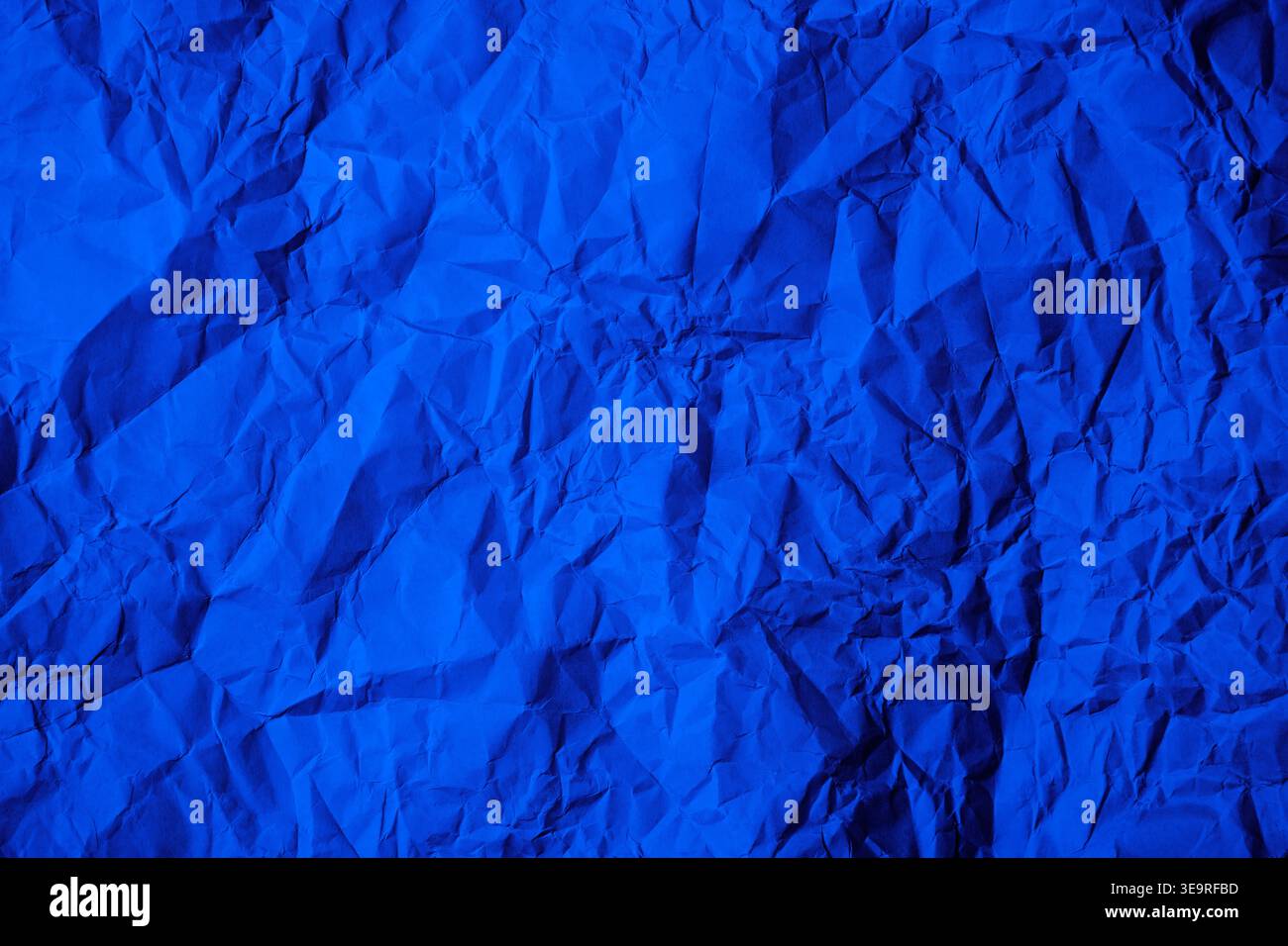 Marineblaue zerknitterte Papierstruktur als Designelement und Hintergrund, Draufsicht Stockfoto