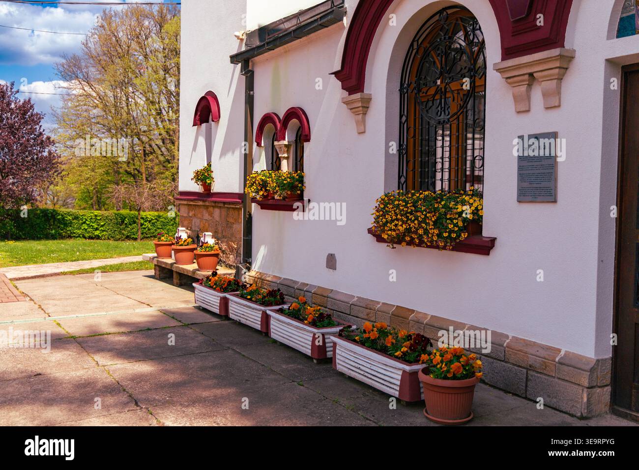Außenansicht Der Kapelle Mit Blumentöpfen Im Sonnigen Innenhof Stockfoto