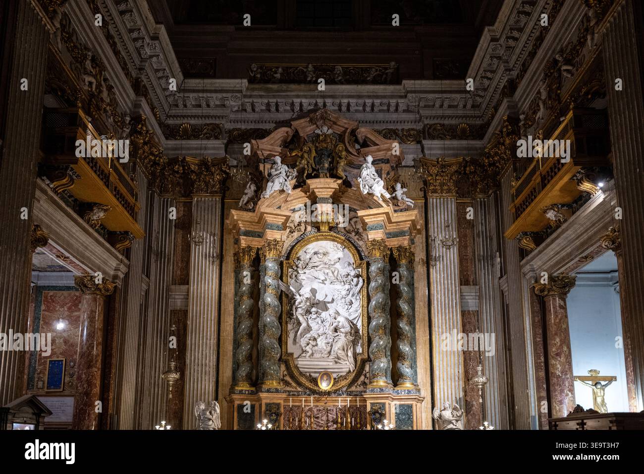 Rom, Italien - 28. August 2025: Kunstvoller Barockaltar und Marmorrelief in der Kirche des Heiligen Ignatius von Loyola (SantIgnazio) in Rom, mit Stockfoto