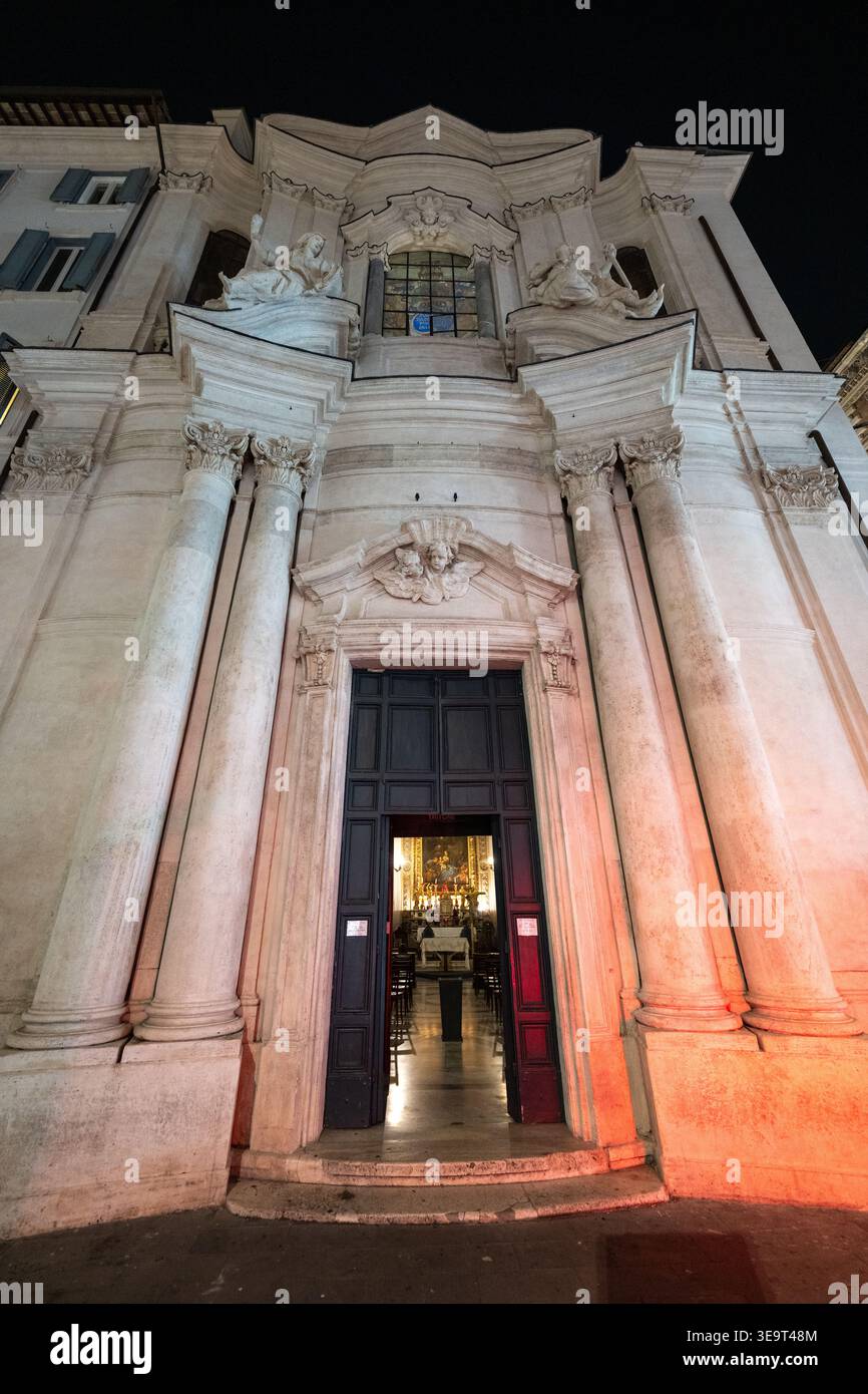 Niedrigwinkelblick auf das Oratorium des Schutzengels in Tritone in Rom, mit barocker Steinfassade, Säulen, skulpturalen Details und offen Stockfoto