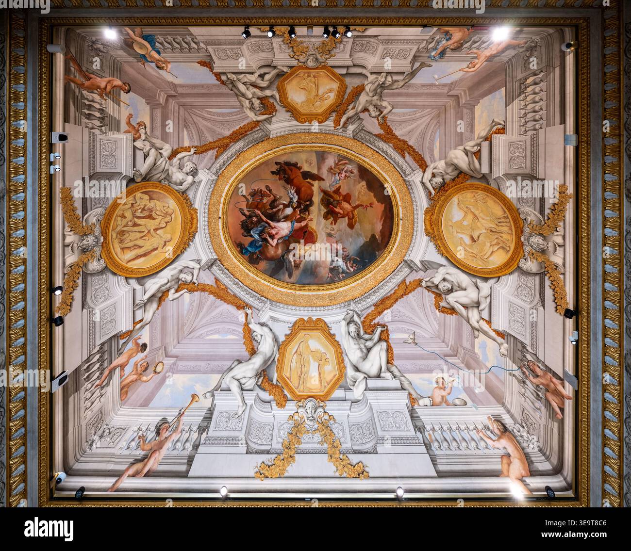 Rom, Italien - 29. August 2025: Verzierte Barockdecke in der Galleria Borghese in Rom mit ovalen Fresken, Stuckfiguren und vergoldeten Rahmen unter Museumsflecken Stockfoto