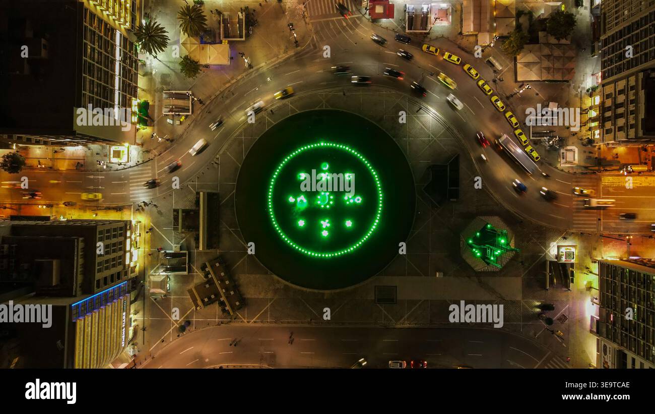 Drohnenansicht des Omonia-Platzes bei Nacht mit langen Lichtwegen, Athen, Griechenland Stockfoto