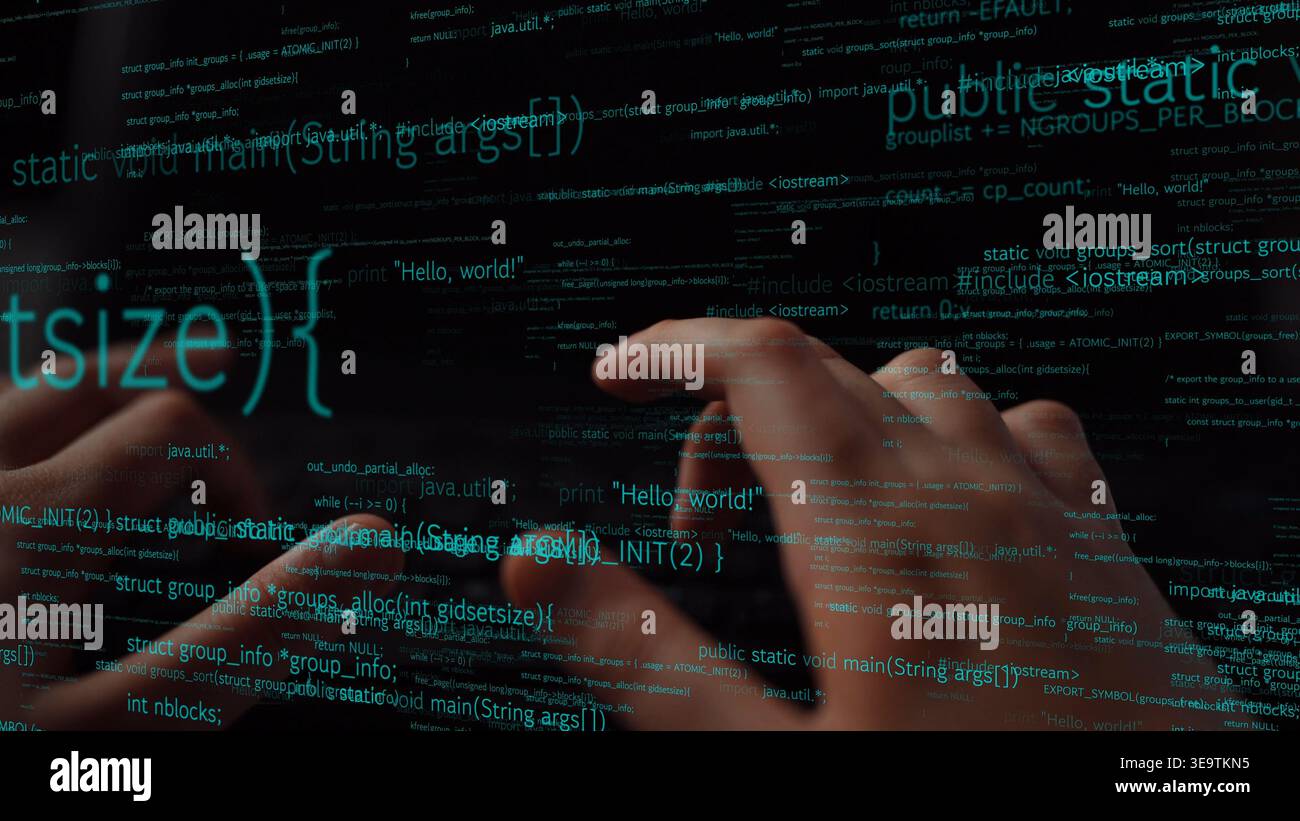 Eine Nahaufnahme der Hände, die auf einer beleuchteten Tastatur tippen, wobei der Programmiercode von einer Glasoberfläche reflektiert wird. Dieses Bild zeigt das Wesen der Technologie Stockfoto