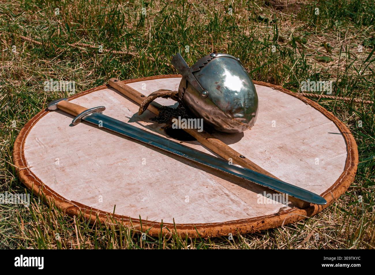 Mittelalterlicher Helm, Schild, Waffen, die auf dem Gras liegen Stockfoto