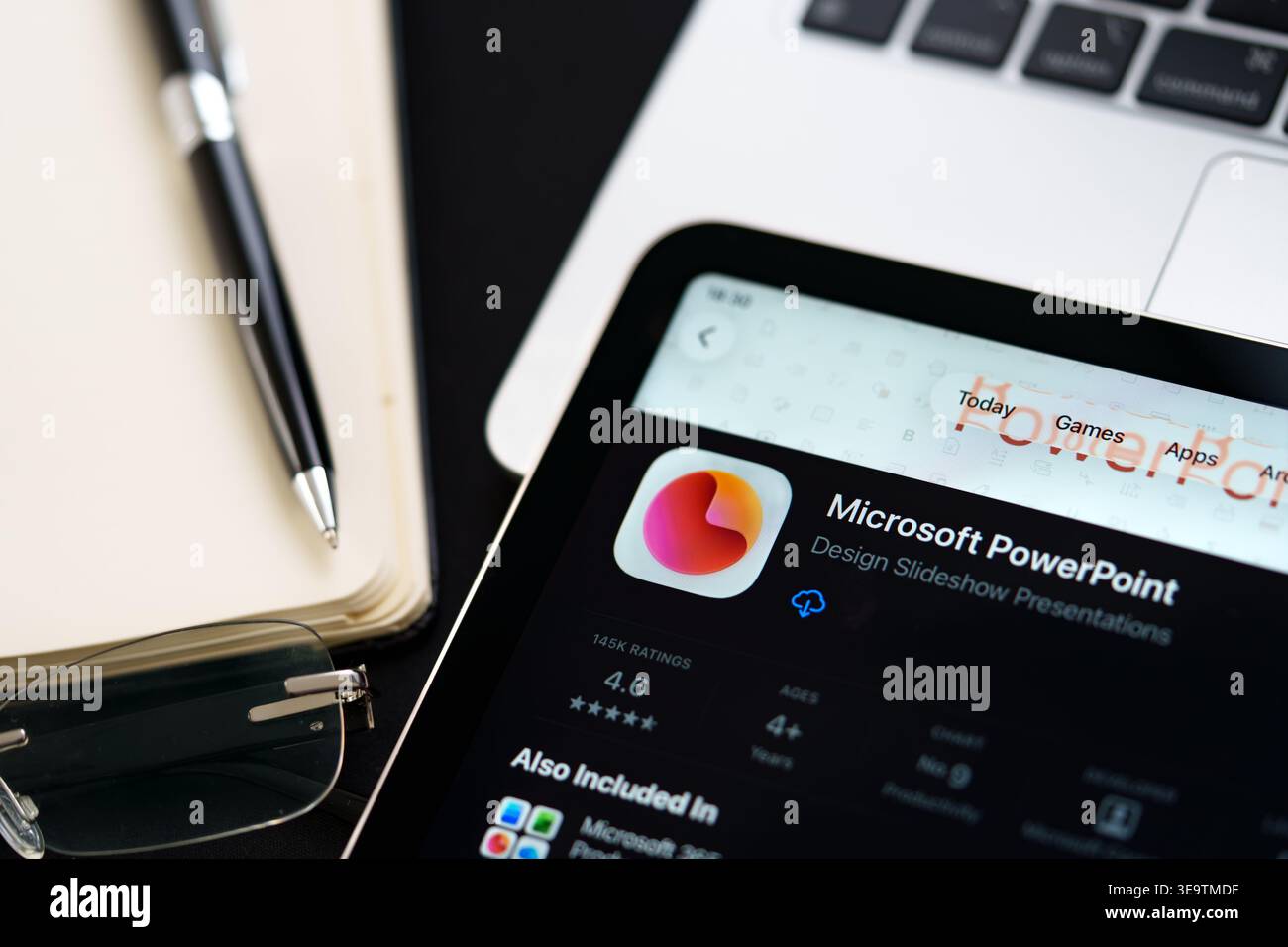 Die Microsoft PowerPoint-Liste auf dem iPad hebt das aktualisierte Design von Apple Liquid Glass und iOS 26 in der Büroschreibtischszene hervor. Stafford, Vereinigtes Königreich, April Stockfoto