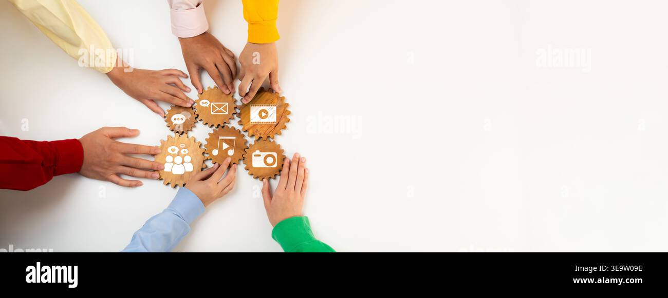 Verschiedene Hände versammeln sich um Geräte mit Mediensymbolen, die Teamarbeit und Innovation in Kommunikation und sozialer Interaktion symbolisieren, ideal für Stockfoto