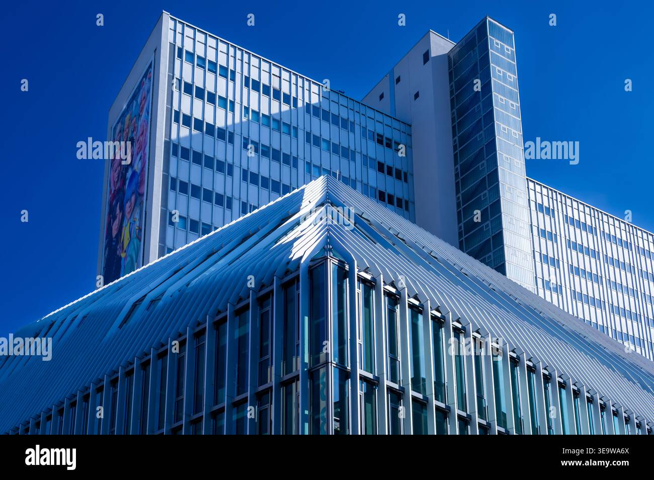 Moderne Bürohochhäuser in der Nähe des Alexanderplatzes im Zentrum Berlins, fotografiert vor klarem blauem Himmel. Büroarchitektur. Stockfoto