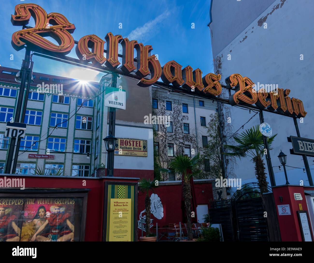 Dekoratives Eingangsschild zum Ballhaus Berlin, einem historischen Ballsaal und Kulturstätte im Stadtteil Mitte, mit umliegenden Gebäuden und urbanen Details Stockfoto