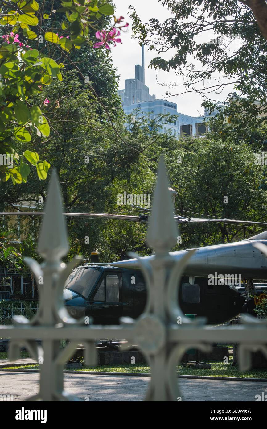 Der alte Militärhubschrauber wird in einem üppigen Park ausgestellt Stockfoto