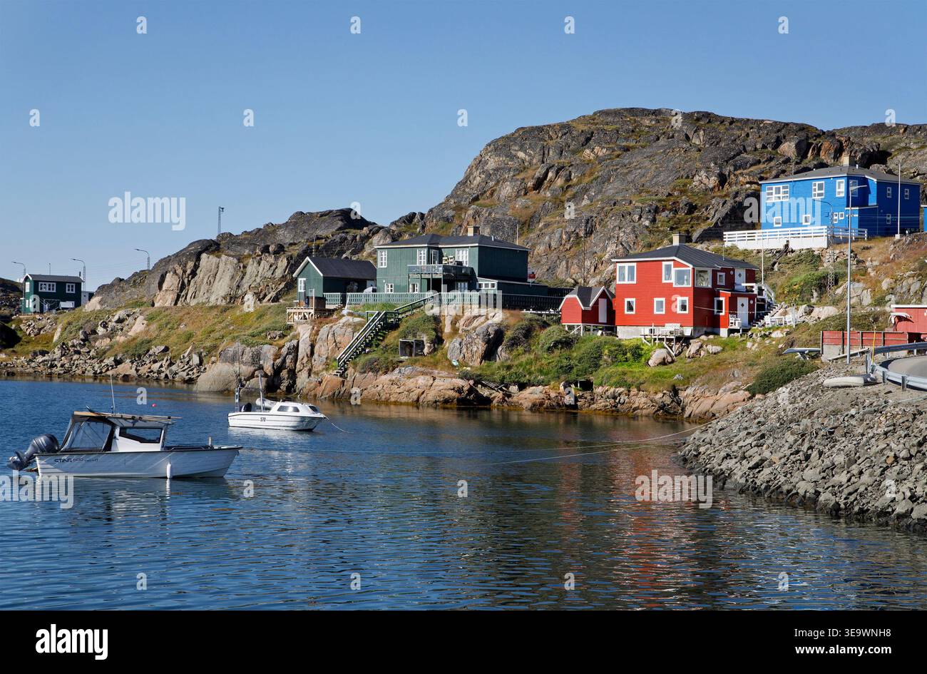 Hafen und farbenfrohe Häuser am Ufer von Sisimiut, der zweitgrößten Stadt Grönlands Stockfoto