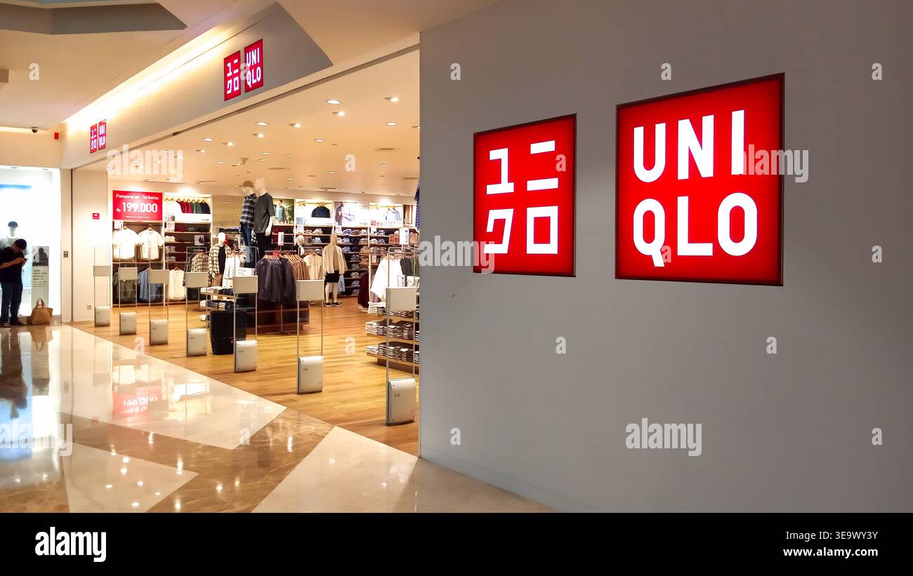 Jakarta Indonesien - 01. Juni 2024: Nahaufnahme des Uniqlo-Schilds im Einkaufszentrum PIK Avenue in Jakarta. Stockfoto