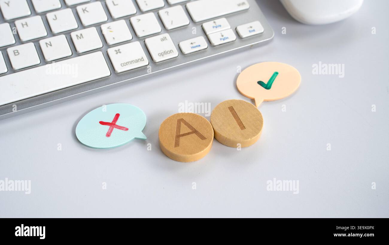 KI-Buchstaben auf Holzblöcken mit Check- und Kreuzsymbolen neben einer Computertastatur für ein Feedback-Konzept der künstlichen Intelligenz Stockfoto