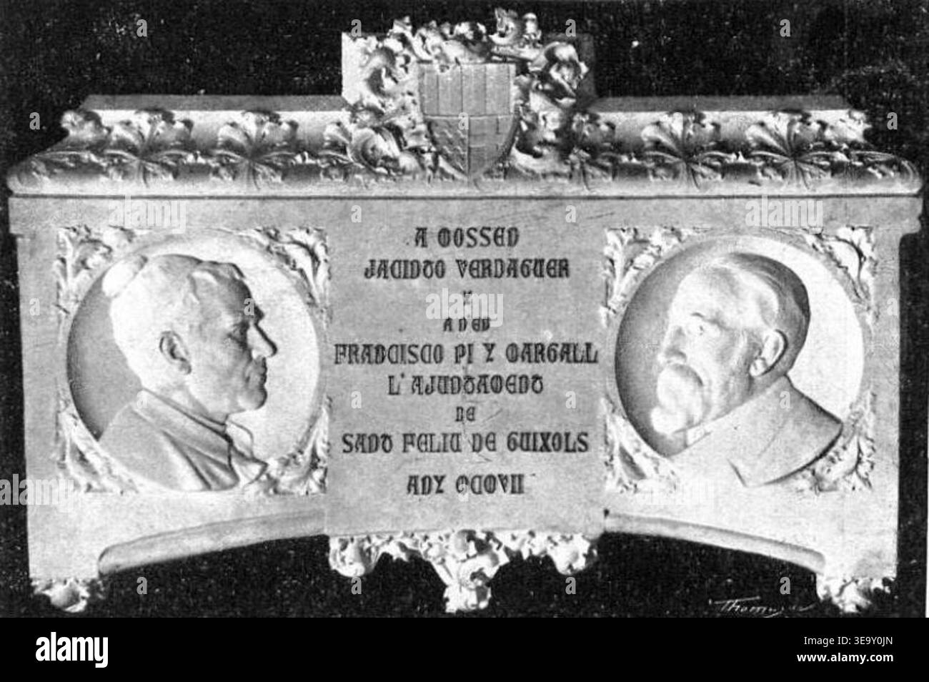 Manuel Fuxí i Leal (1850–1927) war ein katalanischer Fotograf, der für seine Arbeiten zur Dokumentation wichtiger Kulturfiguren bekannt war. Dieses Foto von 1908 zeigt eine Gedenktafel, die Jacint Verdaguer und Pi i Margall in Sant Feliu de Guíxols gewidmet ist. Das Archivbild spiegelt das Gedenken an katalanische Literaturfiguren wider. Stockfoto