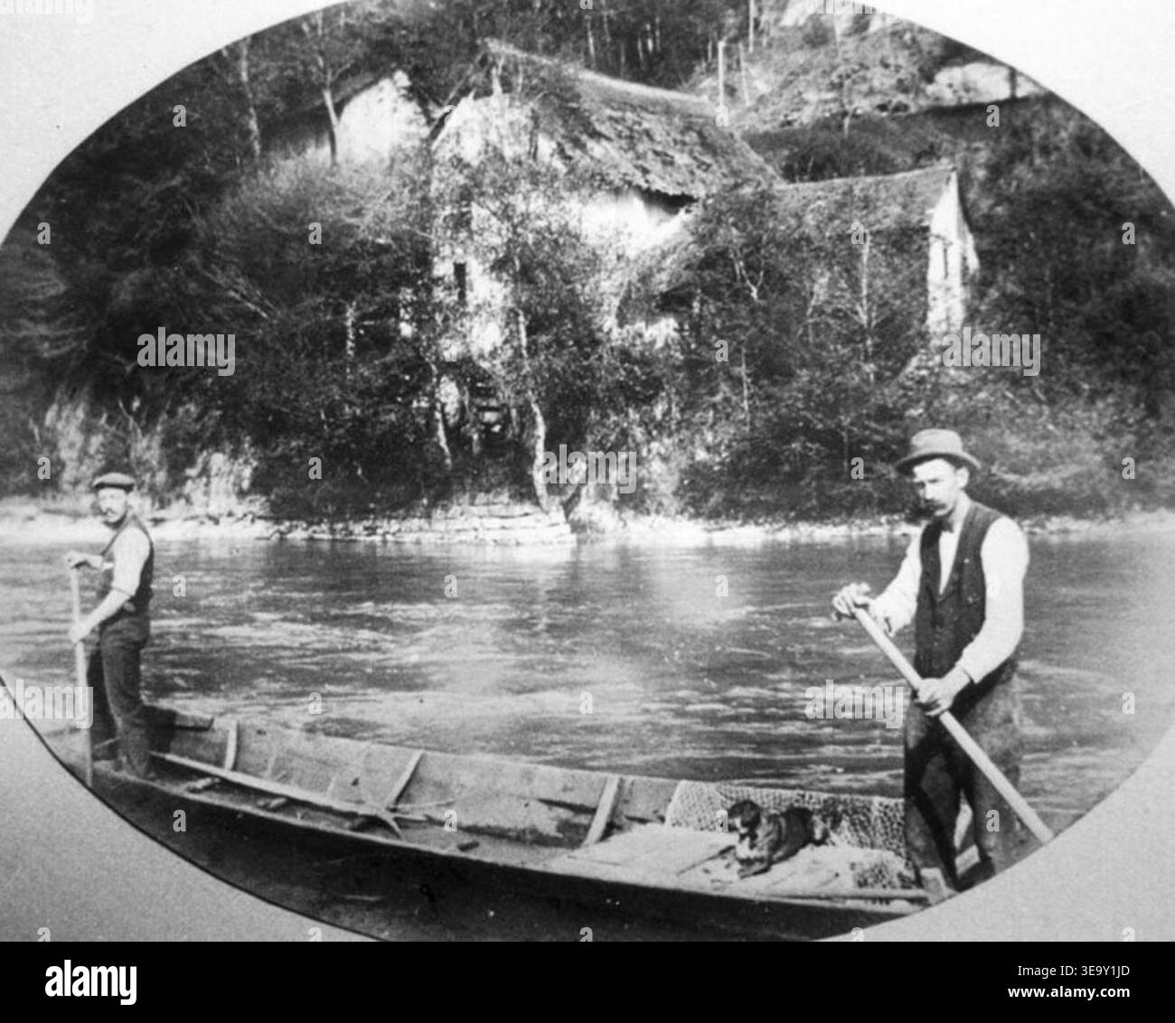 Das Archivbild dokumentiert die Fischerpraxis im Weidling bei der Unteren Gipsmühle in Windisch, Schweiz. Das Foto wurde am 13. September 2022 aufgenommen und spiegelt die anhaltende Tradition der lokalen Fischerei in der Region wider. Der Druck ist Teil der Sammlung des Ortsmuseums Schürhof, Windisch. Stockfoto