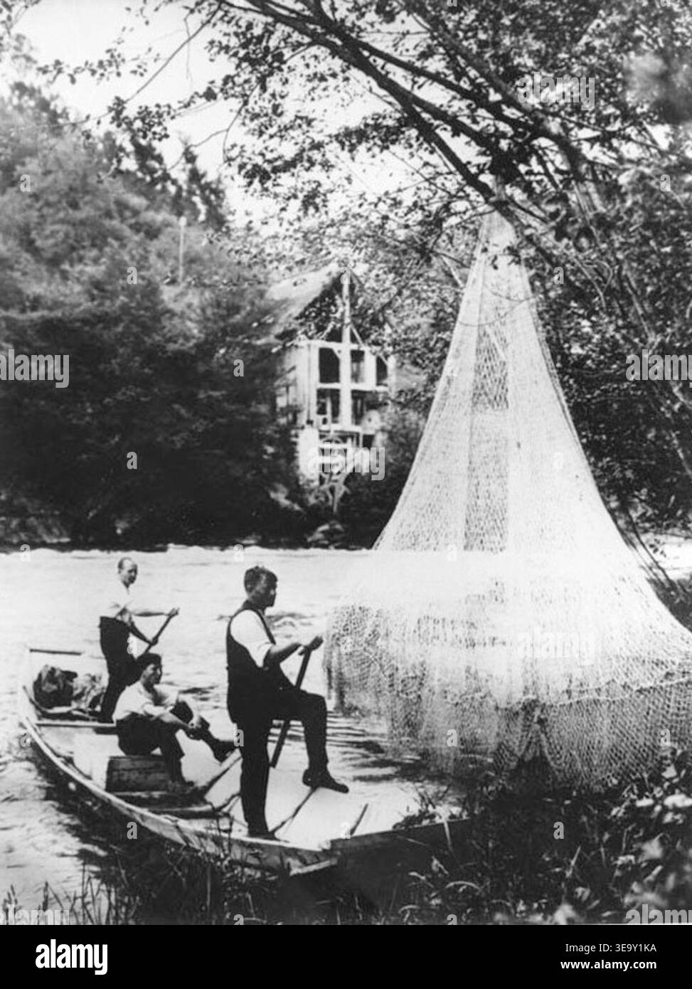Das Archivfoto zeigt einen Fischer im Weidling bei der Unteren Gipsmühle in Windisch, Schweiz, aufgenommen am 13. September 2022. Das Bild ist Teil der Sammlung im Ortsmuseum Schürhof, die lokale Fischertradition zeigt. Stockfoto