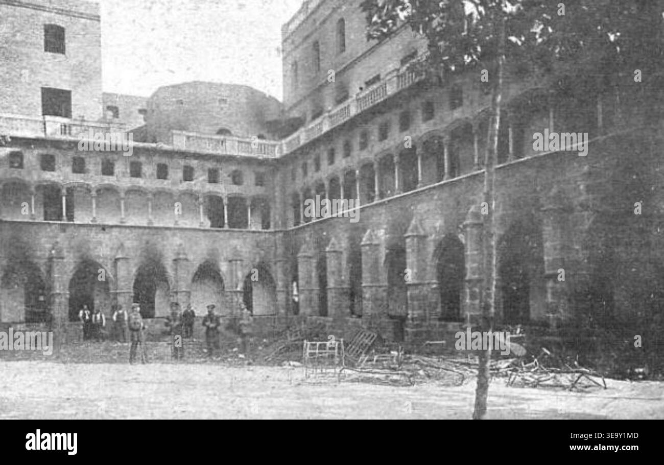 Adolf Mas i Ginestà (1861–1936) war ein prominenter katalanischer Fotograf, der kritische Momente der spanischen Geschichte festnahm. Dieses Foto von der *Setmana Tràgica* (tragische Woche) von 1909 zeigt die Sant Miquel Schule, die von den Protesten in Barcelona während dieser Zeit der Bürgerunruhen betroffen war. Stockfoto