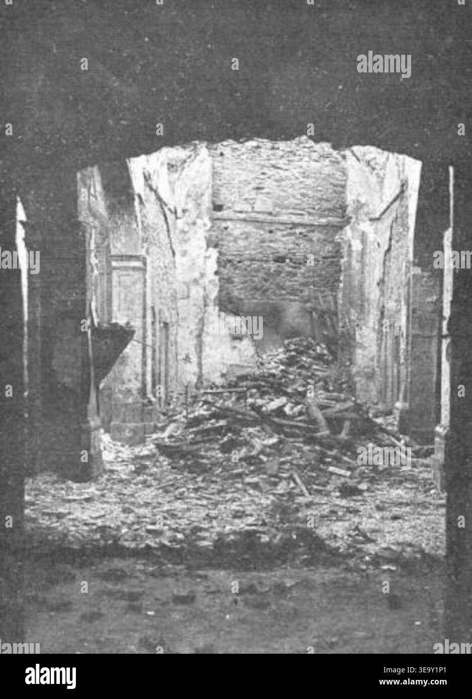 Adolf Mas i Ginestà (1861–1936), ein bekannter katalanischer Fotograf, nahm Szenen aus der Setmana Tràgica auf, einer tragischen Woche mit Unruhen und militärischen Aktionen in Barcelona im Jahr 1909. Dieses Bild zeigt die Església Sant Joan d’Horta, eine der Orte, die während der Unruhen betroffen waren. Stockfoto
