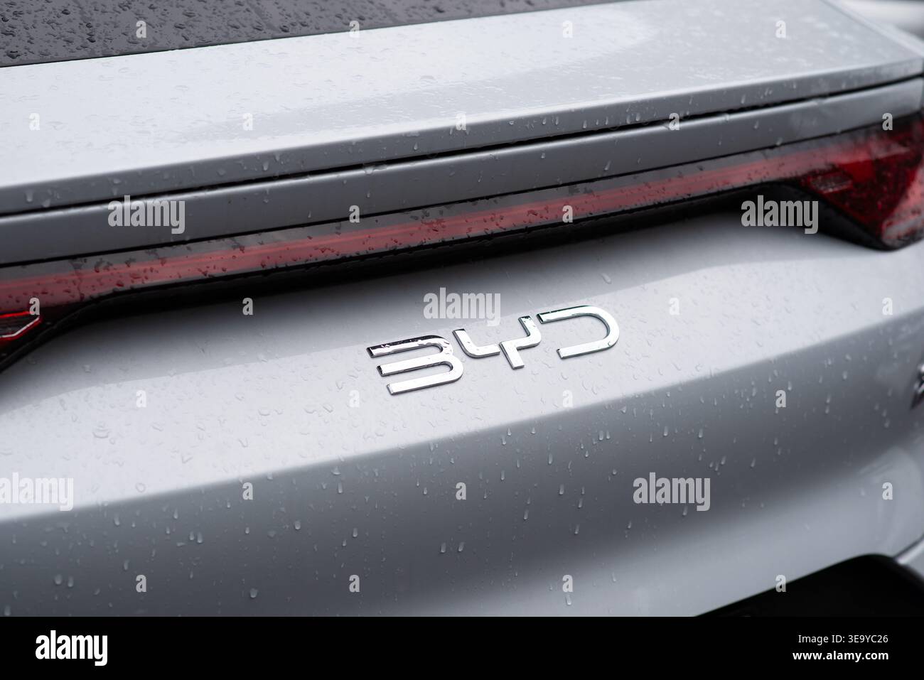 Kiew, Ukraine - 22. August 2025: BYD-Autologo auf dem Kofferraum mit Wassertropfen nach Regen. Stockfoto