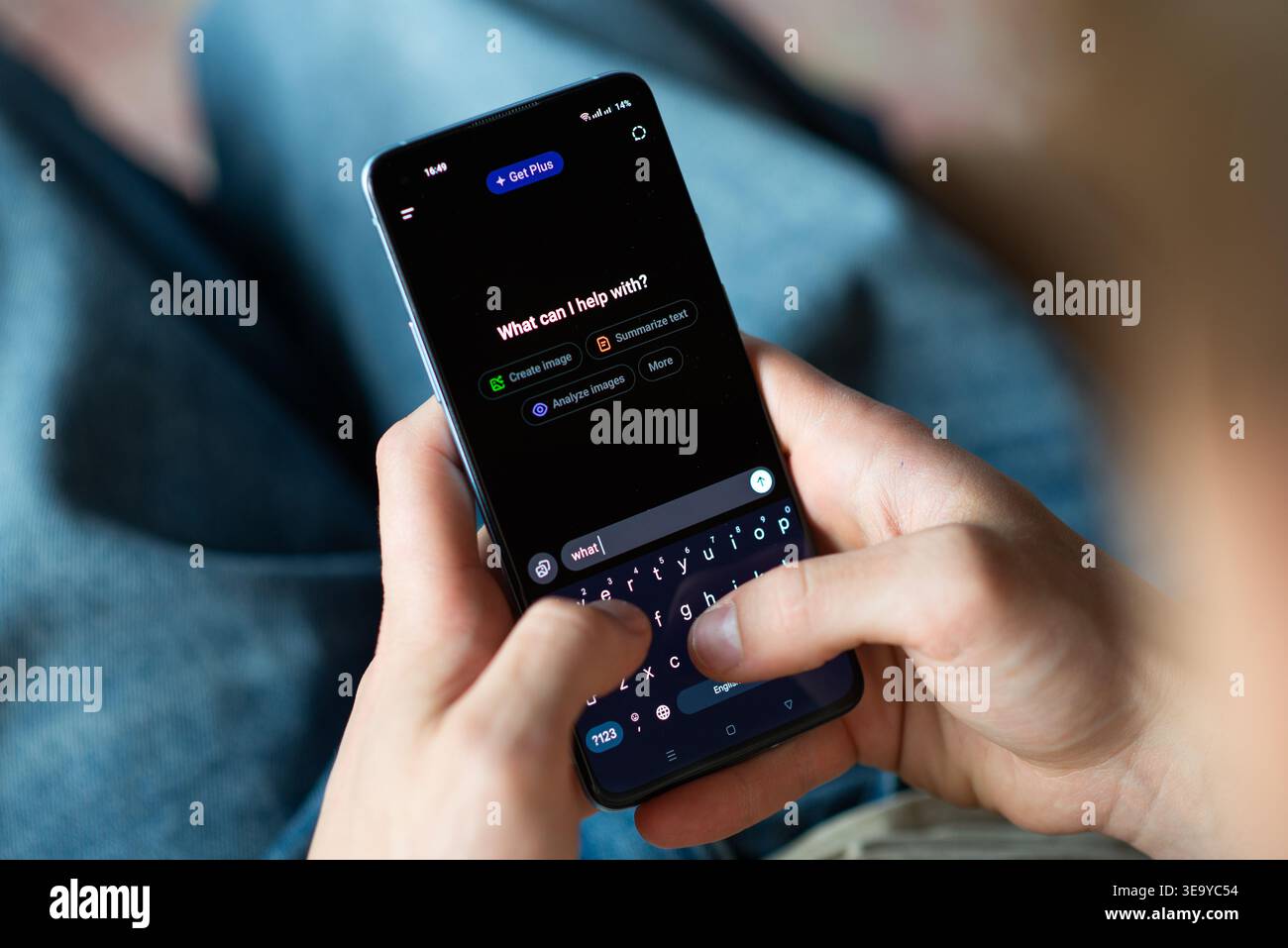 Kiew, Ukraine - 16. Juli 2025: Nahaufnahme einer Person, die ein Smartphone mit geöffneter ChatGPT-App nutzt. Der Benutzer tippt auf der virtuellen Tastatur, ein moderner Stockfoto