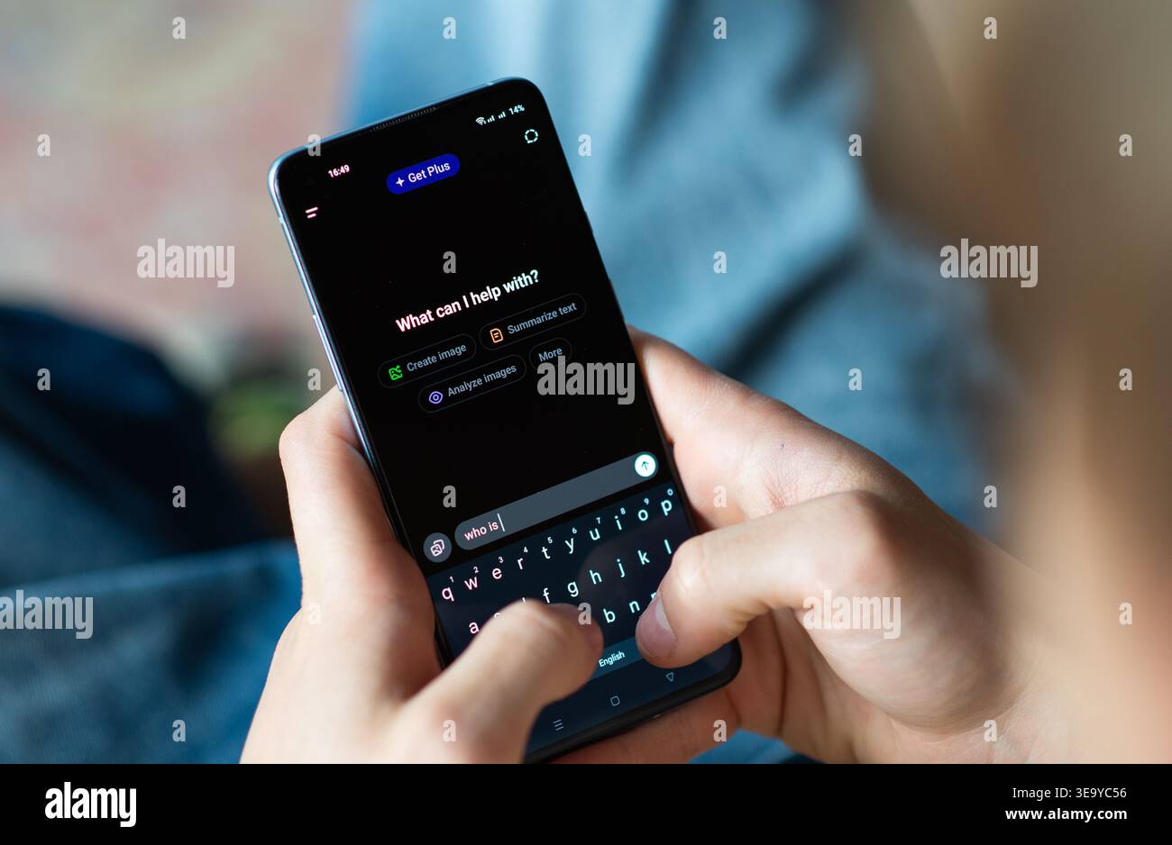 Kiew, Ukraine - 16. Juli 2025: Nahaufnahme einer Person, die ein Smartphone mit geöffneter ChatGPT-App nutzt. Der Benutzer tippt auf der virtuellen Tastatur, ein moderner Stockfoto