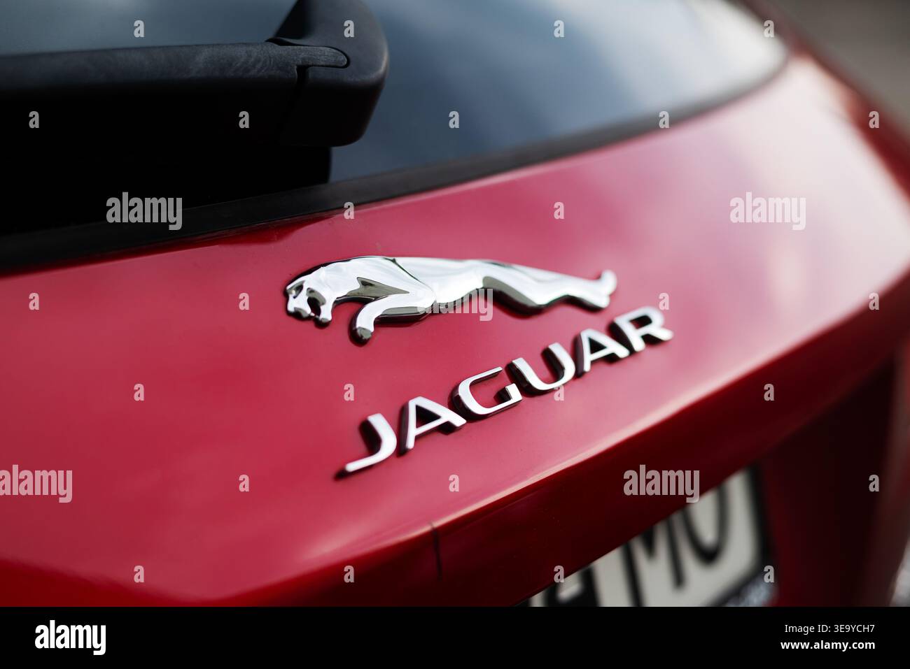 Kiew, Ukraine, 18. juli 2024. . Jaguar Red Auto Emblem Nahaufnahme. Rückansicht des Fahrzeugs Stockfoto