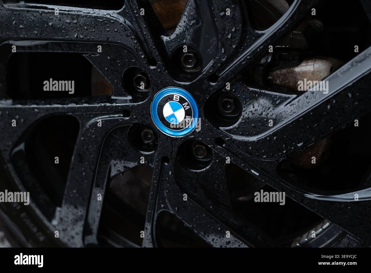 Kiew, Ukraine - 12. Juni 2024. BMW Logo auf dem Rad Nahaufnahme mit Wassertropfen Stockfoto