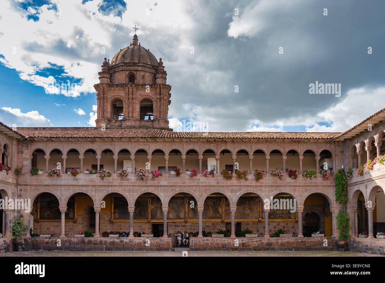 Cusco, Peru - 22. März 2025: Zentraler Innenhof des Klosters Santo Domingo und Qorikancha Inka Tempel in Cusco, Peru Stockfoto