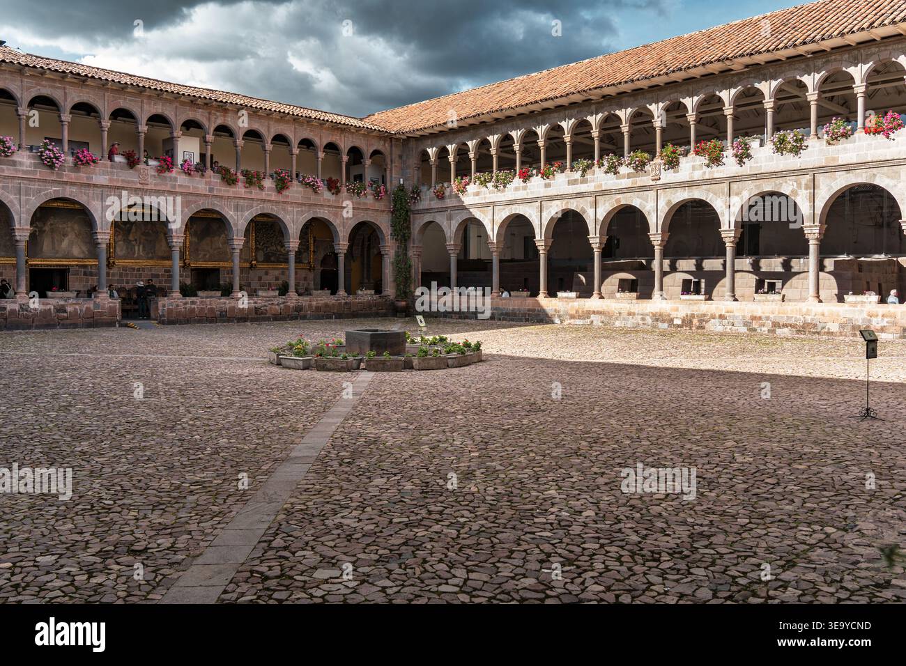 Cusco, Peru - 22. März 2025: Zentraler Innenhof des Klosters Santo Domingo und Qorikancha Inka Tempel in Cusco, Peru Stockfoto