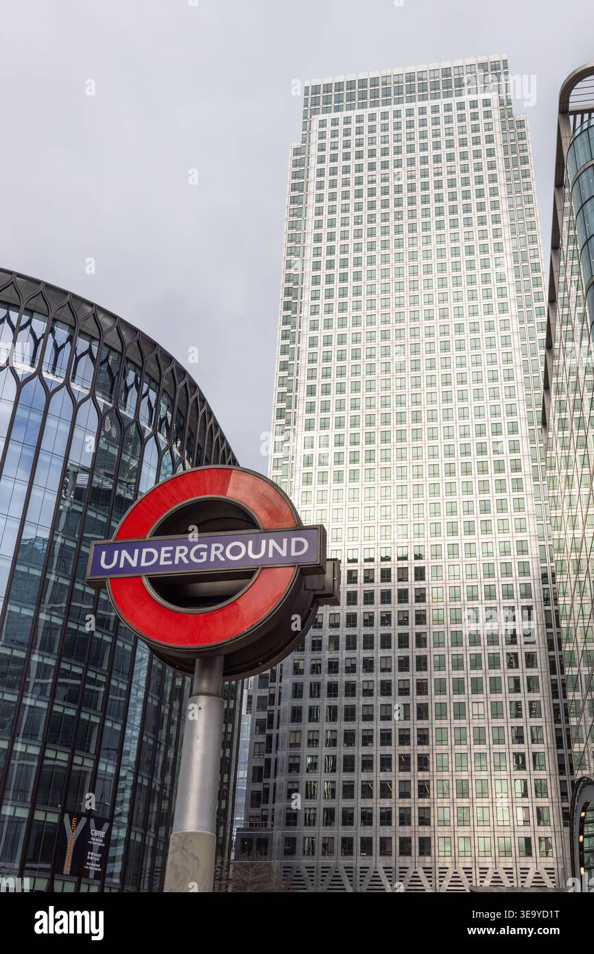 Londoner U-Bahn-Schild im Geschäftsviertel Canary Wharf. London, Vereinigtes Königreich, 17. Februar 2023 Stockfoto