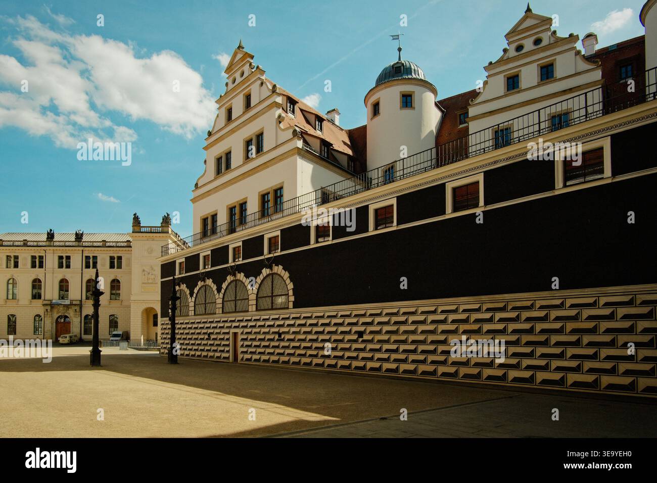 Klassisches Gebäude Mit Dekorativen Elementen. Luxuriöse Palastfassade Mit Raffinierten Designelementen Stockfoto