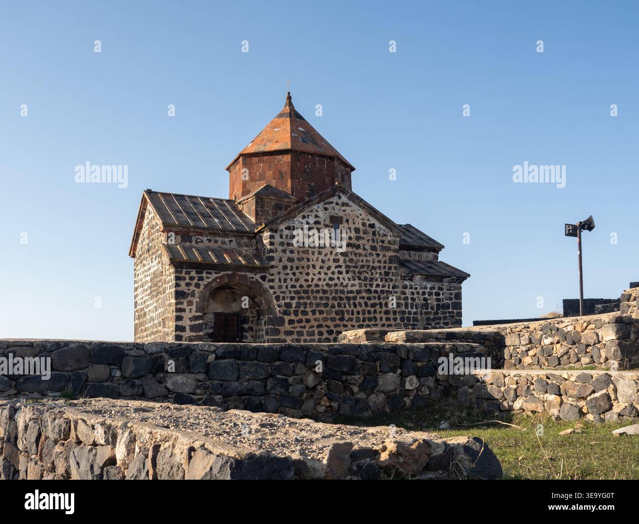 Mittelalterliche Surb Astvatsatsin Kirche des Sevanavank Klosterkomplexes am wunderschönen Sewansee, Provinz Geghardkunik, Armenien Stockfoto