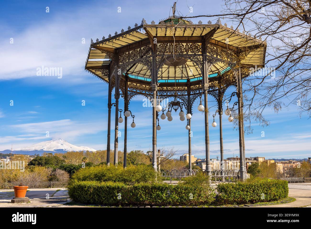 Eisenständer im Bellini Garden Public Park und Ätna Vulkan. Catania, Sizilien, Italien. Stockfoto