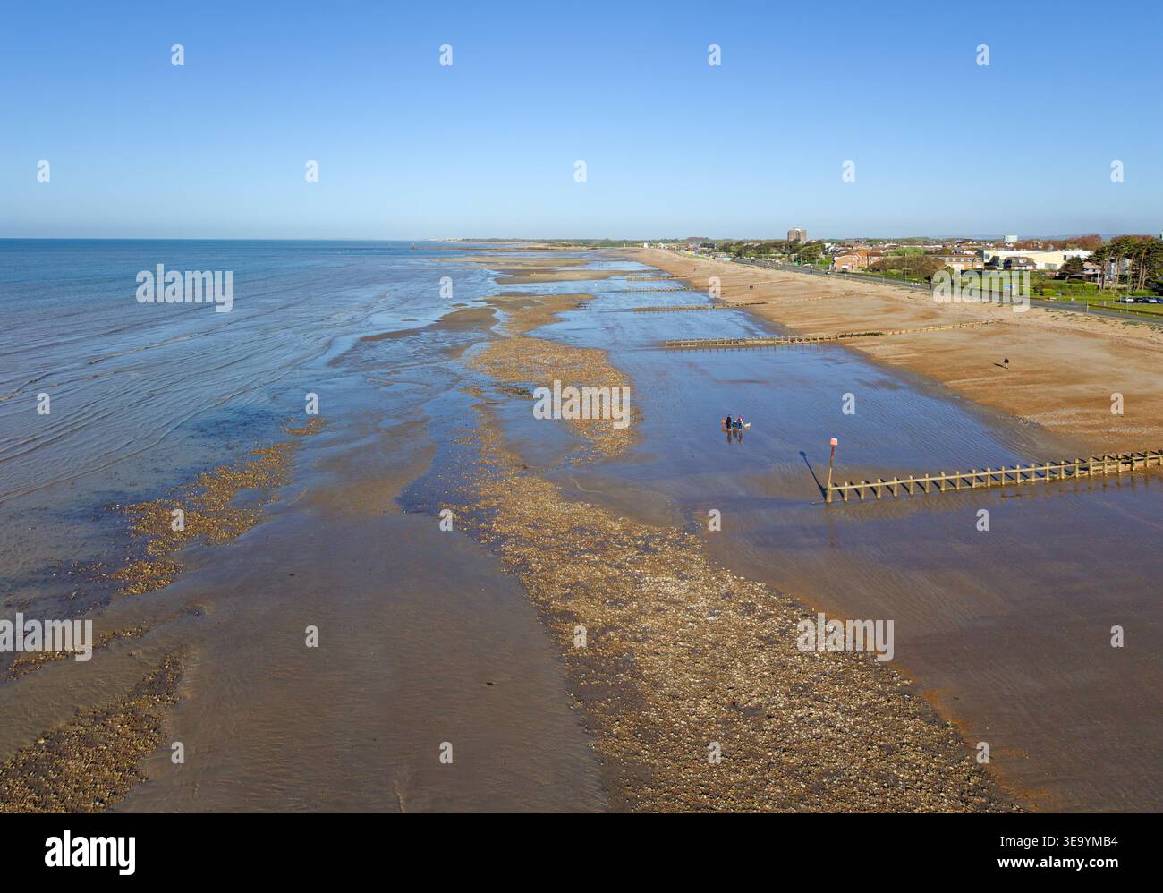 Drohnenansicht der englischen Südküste mit Blick auf das Meer, die Küste und den Strand bei Ebbe an einem sonnigen Frühlingsmorgen über Littlehampton, England, Großbritannien. Stockfoto