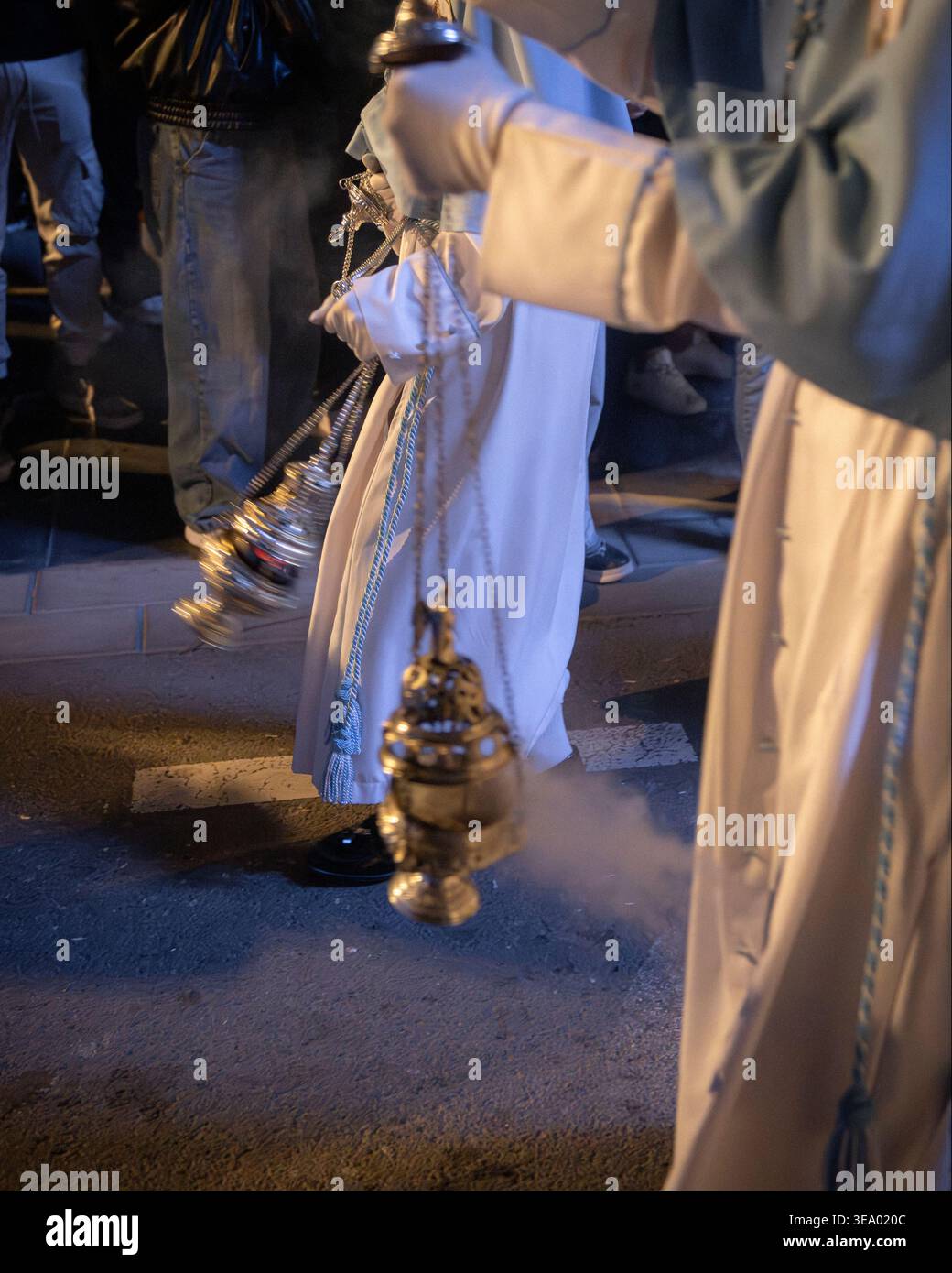 Weihrauchträger während der Karwoche-Nachtprozession in AlmerÃ­a, Spanien Stockfoto