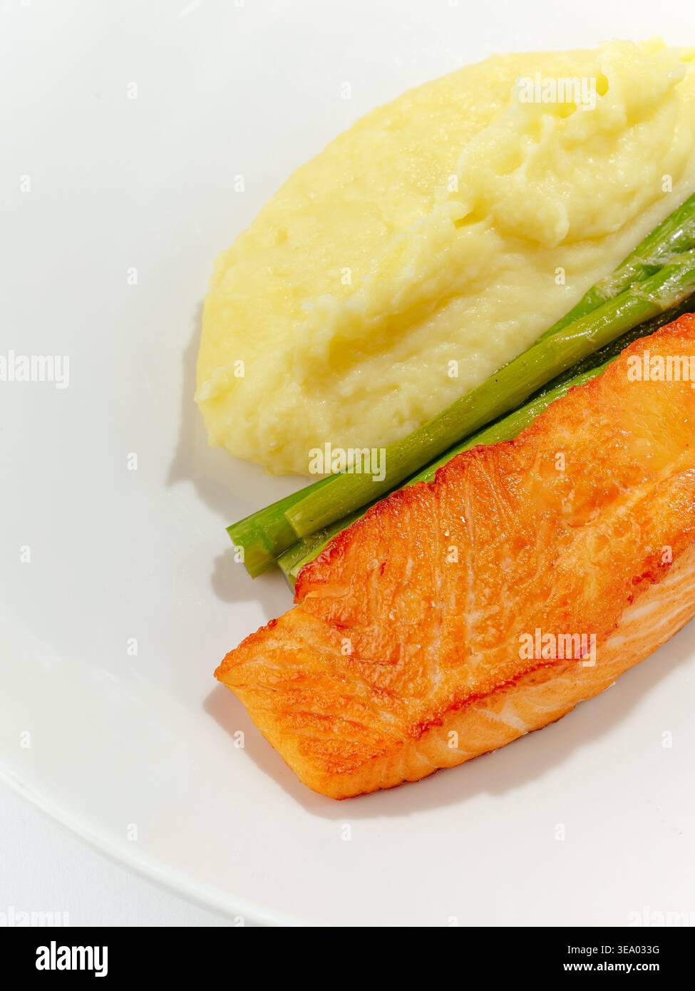 Gegrillter Lachs mit Sauce und Gemüse auf einem Teller Stockfoto