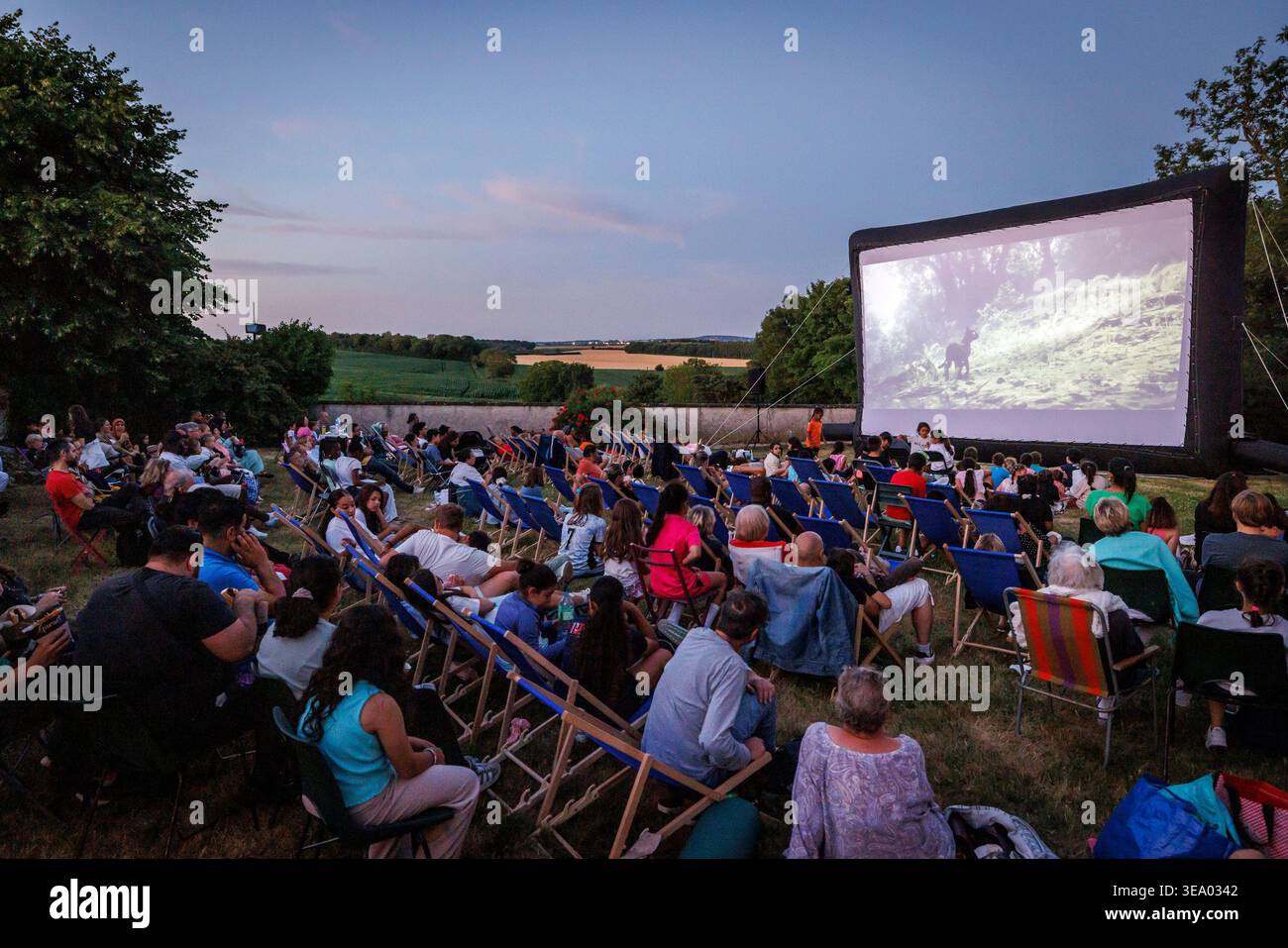 Mareil-en-France (Nordfrankreich), Juni 2025: Freiluftkino, Filmvorführung, Außenprojektion Stockfoto