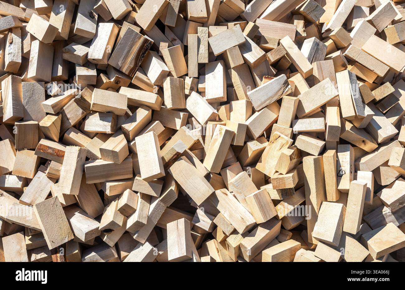 Holzwürfel als kreativer Hintergrund. Viele Würfel Stockfoto