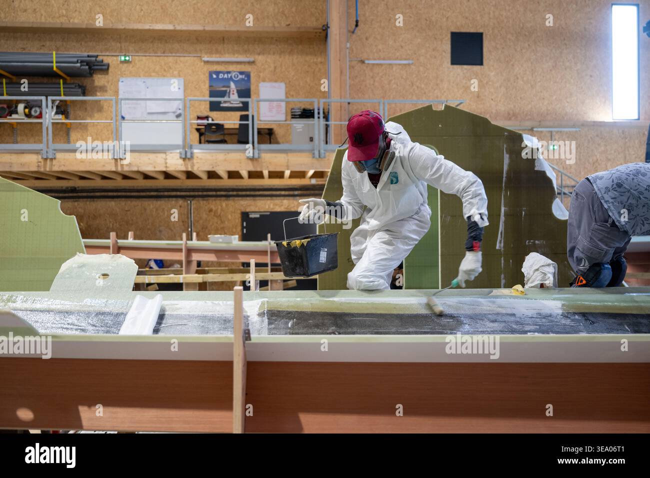La Rochelle (Mittelwestfrankreich): Werft L’Arsenal, Bau von Maxi-Katamaranen. Arbeiter arbeiten im neuen Energie-Plus-Gebäude, das p Stockfoto