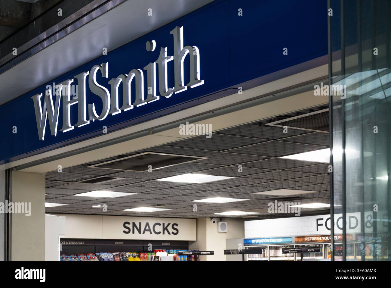 WHSmith Ladenschild in einem Einkaufszentrum. London, Vereinigtes Königreich, 17. Februar 2023 Stockfoto