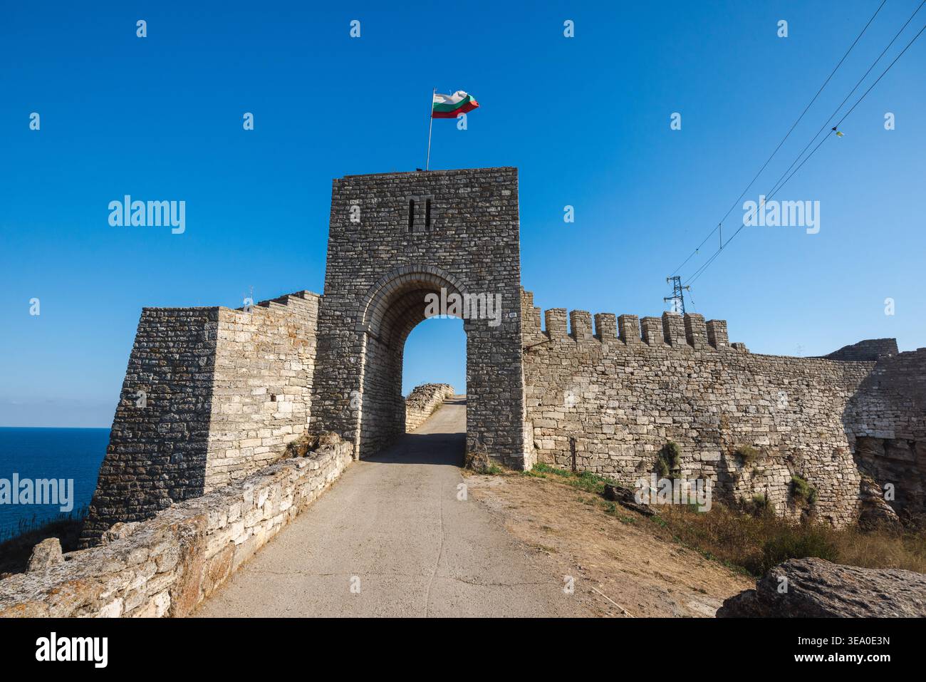 Tor der Festung Kaliakra am Kap Kaliakra mit bulgarischer Flagge über der Schwarzmeerküste Stockfoto
