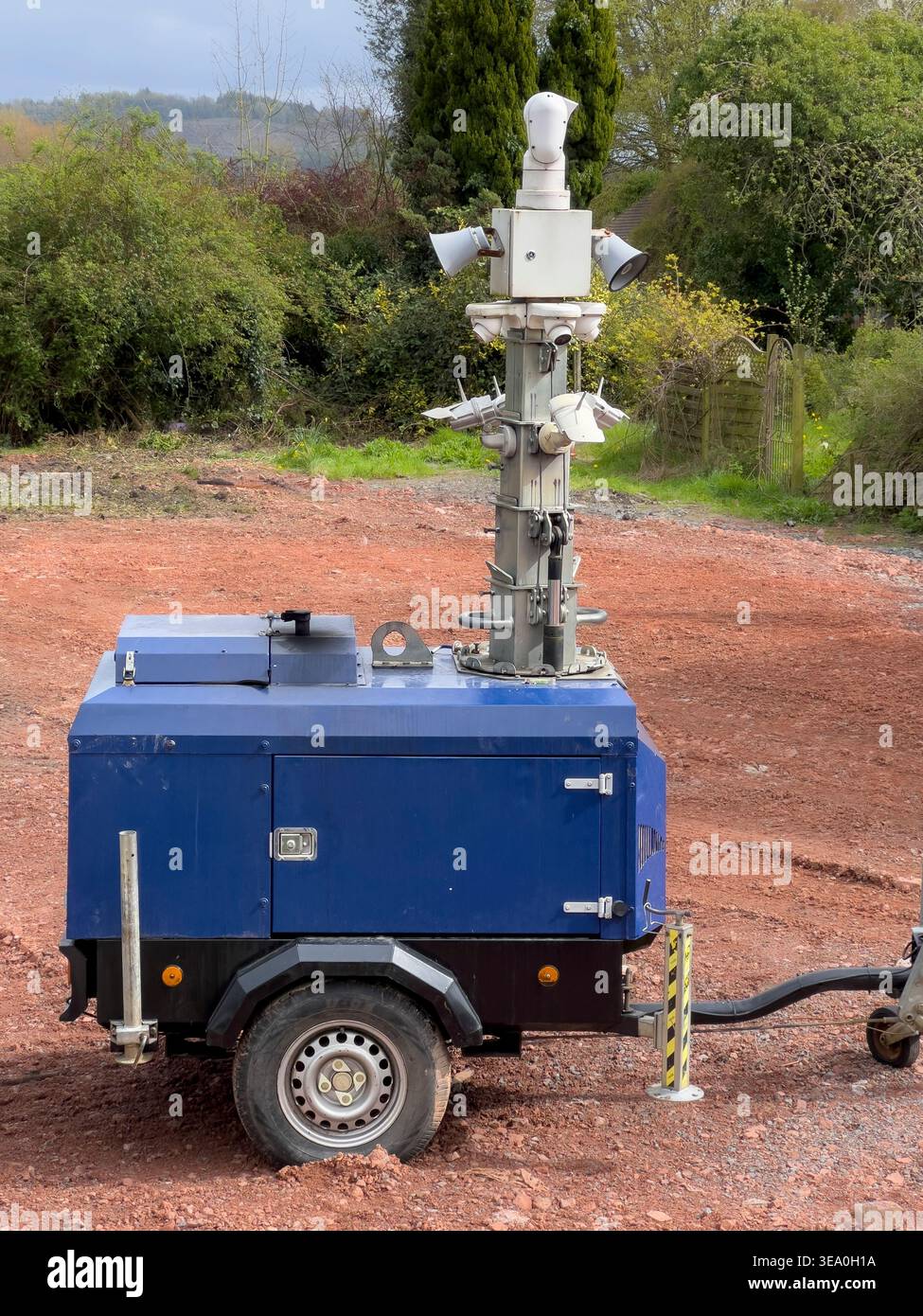 Eine mobile CCTV-Teleskoptureinheit mit eigenem Generator für 24-Stunden-Sicherheit auf einer Baustelle (GB) Stockfoto